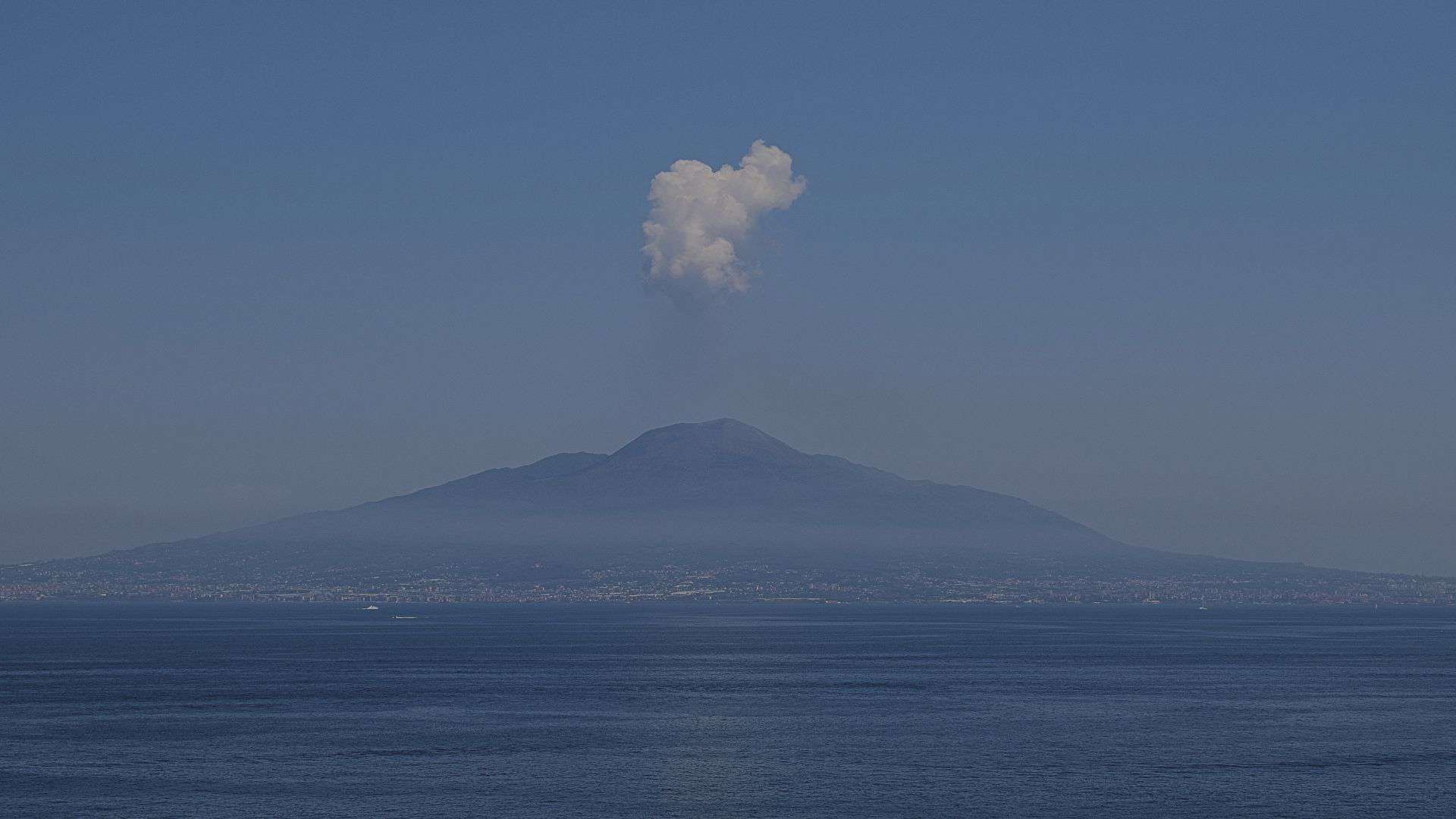 Campi Flegrei: Un'Incombente Minaccia sotto il Vesuvio